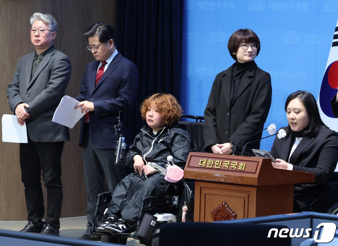 본문 이미지 - 조응천, 박원석 미래대연합 공동대표와 홍서윤 전국장애인위원회 부위원장 등이 19일 서울 여의도 국회 소통관에서 더불어민주당 탈당 기자회견을 하고 있다. 2024.1.19/뉴스1 ⓒ News1 송원영 기자