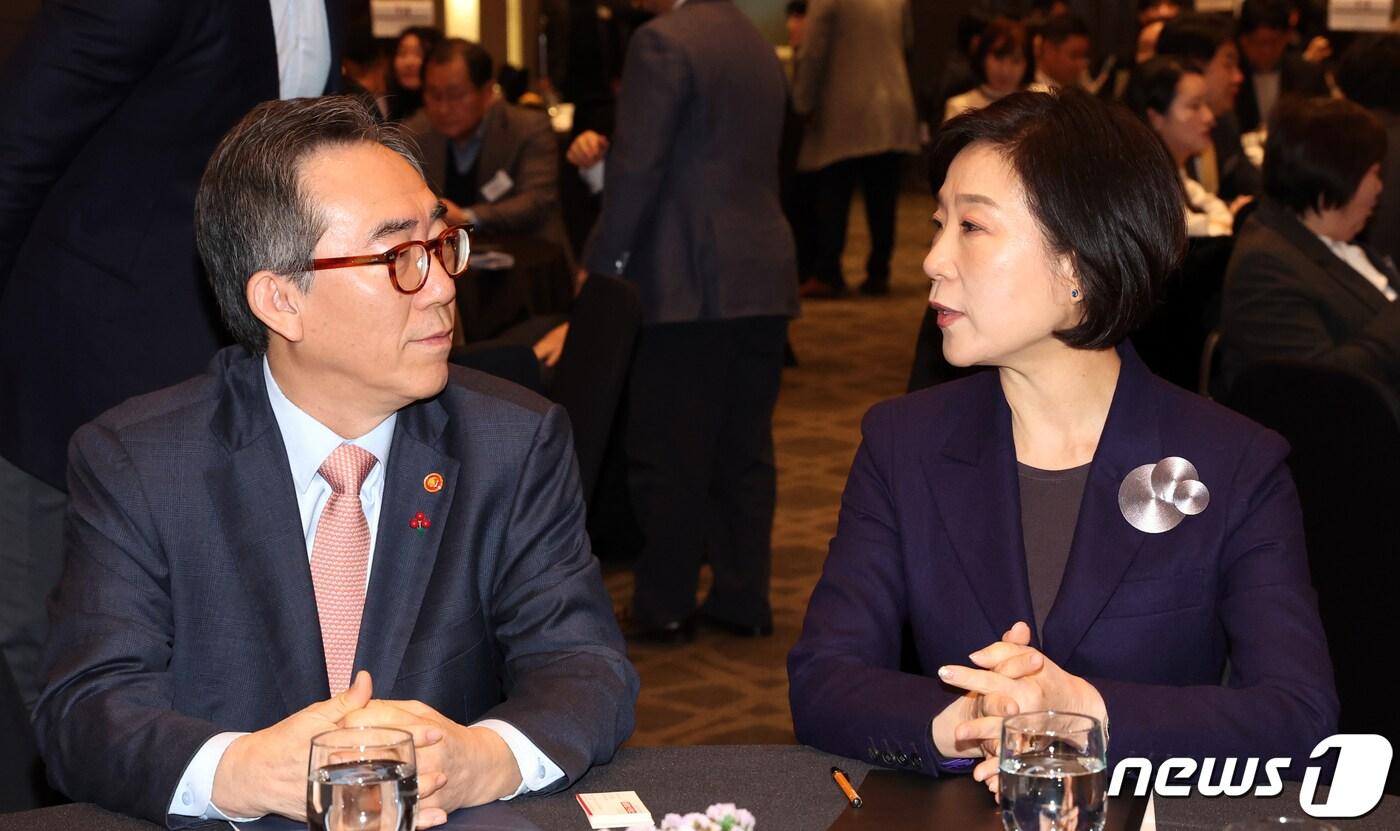 조태열 외교부 장관과 오영주 중소벤처기업부 장관이 대화를 하고 있다. ⓒ News1 김명섭 기자