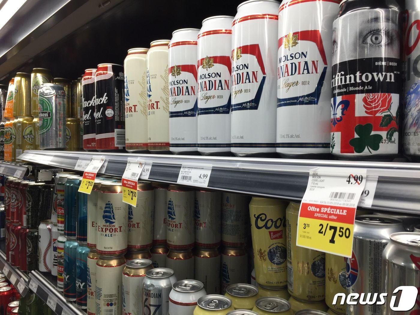 본문 이미지 - 2018년 8월4일&#40;현지시간&#41; 캐나다 오타와의 한 주류 판매점의 한 코너에 수제 맥주 양조장에서 생산된 맥주들이 진열돼 있다. 18.08.04 ⓒ AFP=뉴스1 ⓒ News1 김예슬 기자