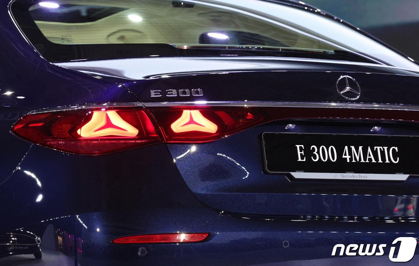 19일 오전 서울 강남구 코엑스에서 열린 '메르세데스-벤츠 코리아 더 뉴 E-클래스 코리안 프리미어' 행사장에 풀체인지 된 차량이 공개되고 있다. 2024.1.19/뉴스1 ⓒ News1 장수영 기자