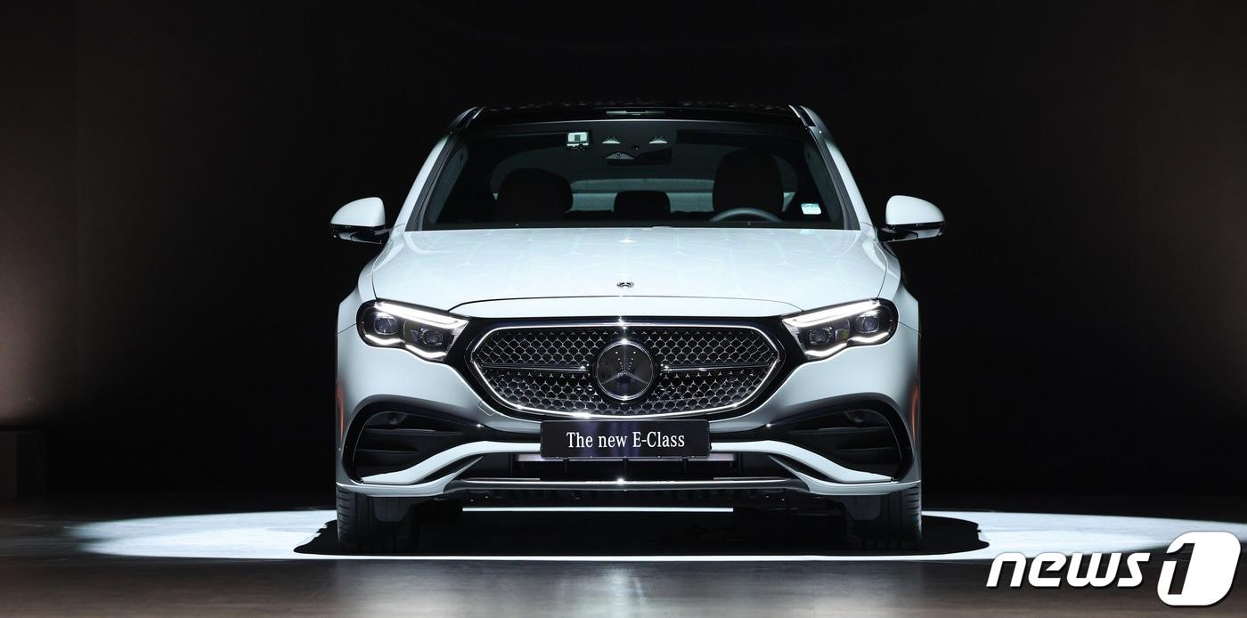 지난해 1월  서울 강남구 코엑스에서 열린 &#39;메르세데스-벤츠 코리아 더 뉴 E-클래스 코리안 프리미어&#39; 행사장에 풀체인지 된 더 뉴 E-Class 차량이 공개된 모습&lt;자료사진&gt;. 2024.1.19/뉴스1 ⓒ News1 장수영 기자