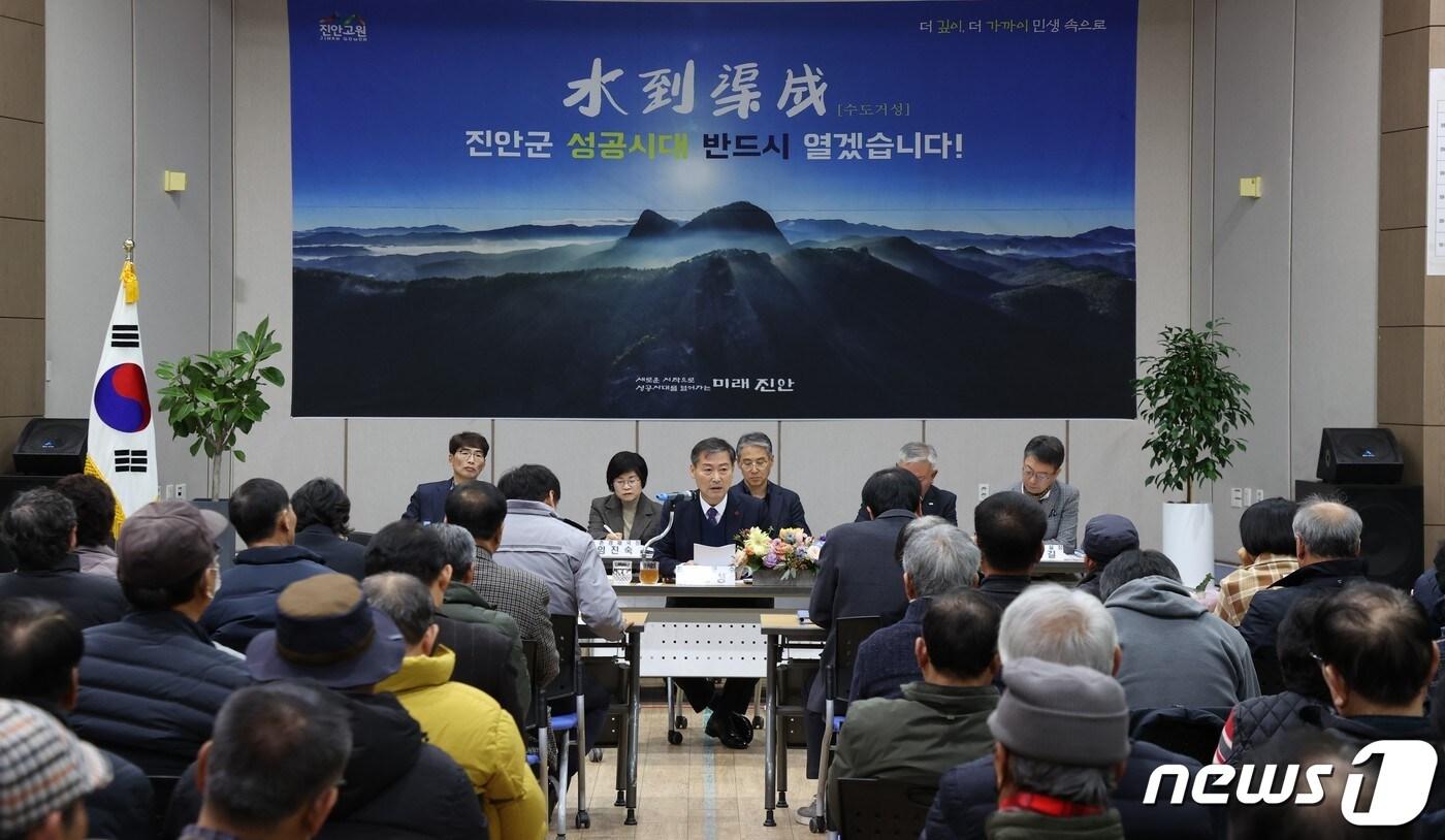 본문 이미지 - 19일 전춘성 전북 진안군수가 마령면을 시작으로 읍면 연초방문을 시작했다.(진안군제공)2024.1.19/뉴스1