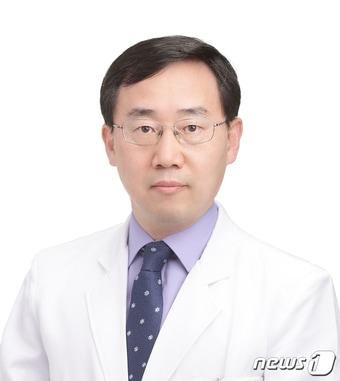 본문 이미지 - 제14회 윤광열 의학상 수상자인 김신우 경북대병원 감염내과 교수.(동화약품 제공)/뉴스1 ⓒ News1
