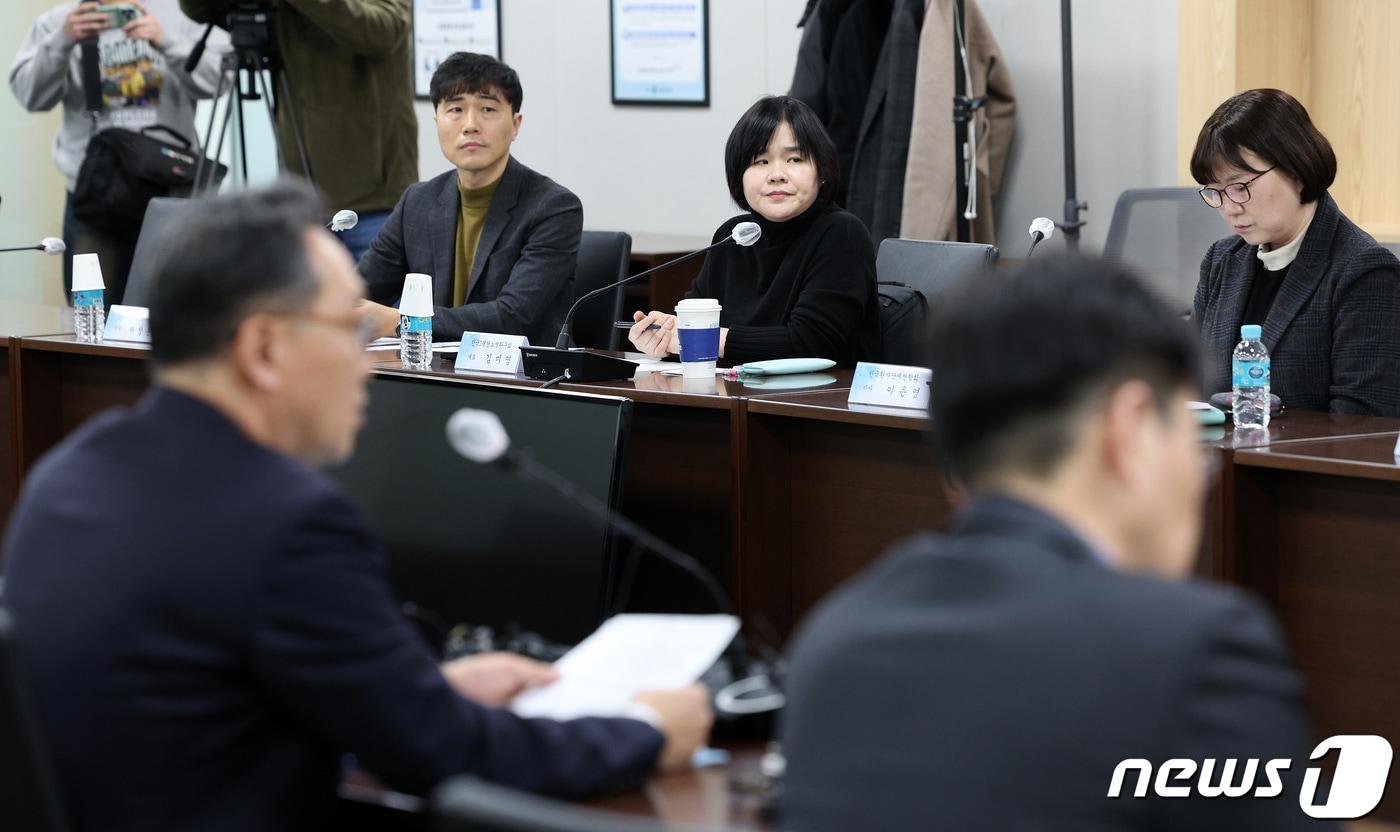 김미영 한국1형당뇨병환우회 대표&#40;왼쪽 두번째&#41;와 채창훈 이사&#40;왼쪽&#41;가 19일 오후 서울 서초구 건강보험심사평가원에서 열린 1형 당뇨 환자 단체 및 학회 간담회 중 박민수 보건복지부 2차관의 인사말을 듣고 있다. . 2024.1.19/뉴스1 ⓒ News1 장수영 기자