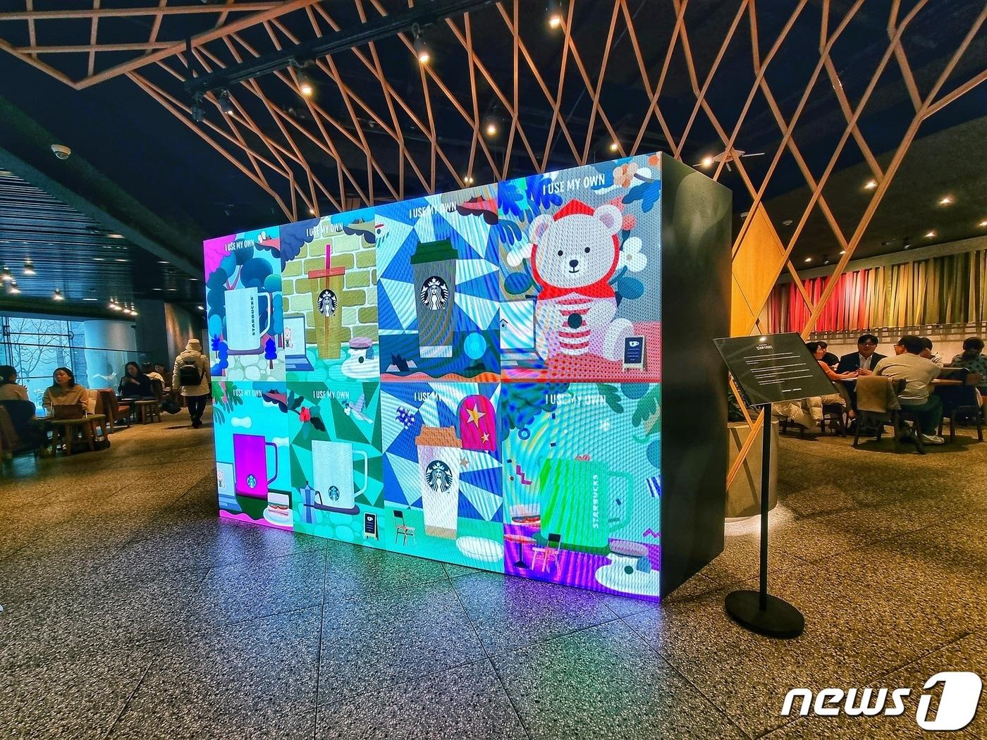 본문 이미지 - 19일 서울 종로구 스타벅스 종로점에 NFT를 전시한 LED가 설치돼 있다. ⓒ 뉴스1 황덕현 기자