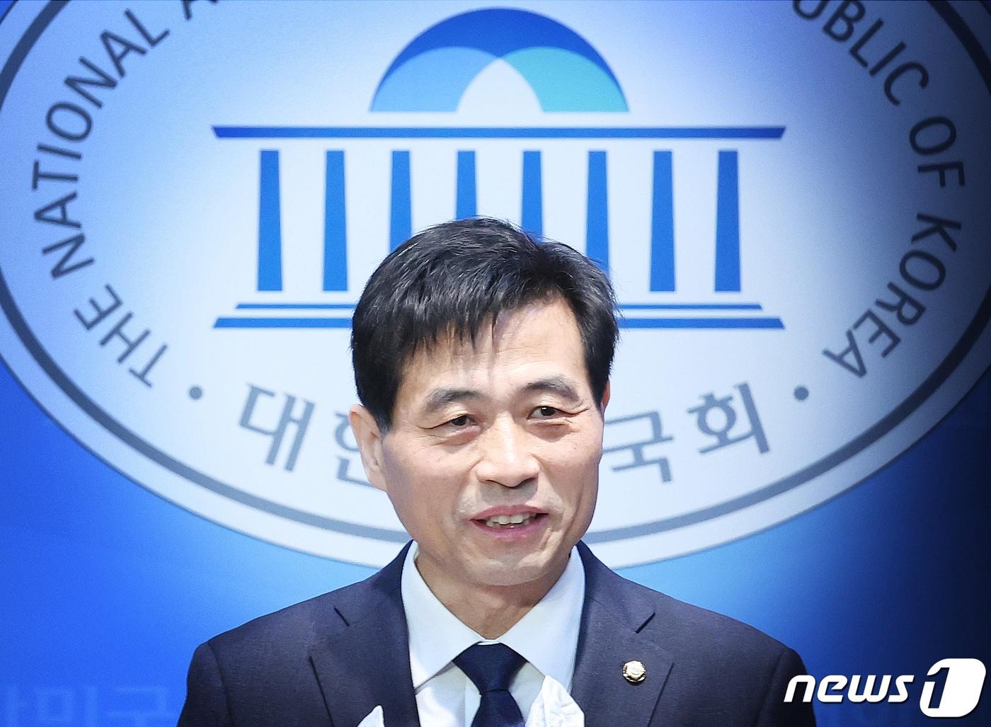 본문 이미지 - 김민기 더불어민주당 의원이 19일 서울 여의도 국회 소통관에서 제22대 총선 불출마 선언 기자회견을 하고 있다. 2024.1.19/뉴스1 ⓒ News1 임세영 기자