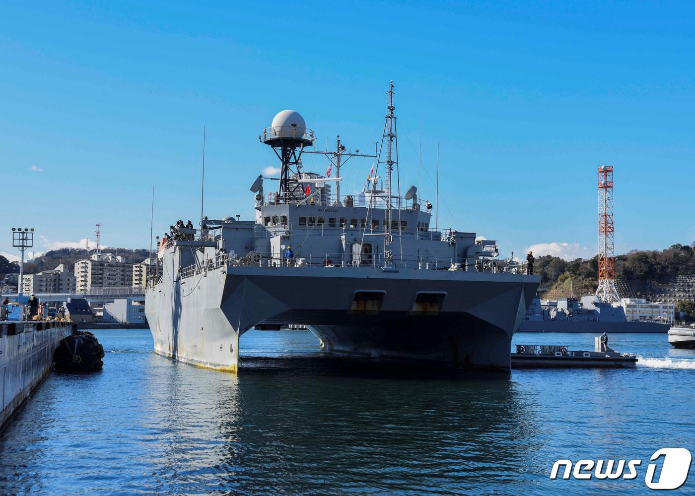 본문 이미지 - 일본 도쿄 요코스카항에서 정박을 준비하고 있는 해상 감시선의 모습. 2016.01.16/ ⓒ 로이터=뉴스1 ⓒ News1 권진영 기자