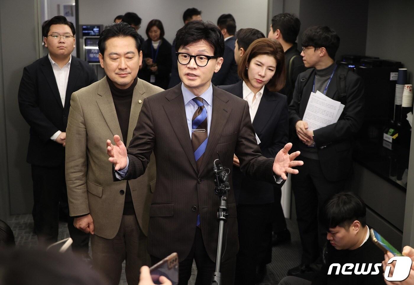 본문 이미지 - 한동훈 국민의힘 비상대책위원장이 19일 서울 중구 더존을지타워에서 열린 '함께하는 AI의 미래' 공공부문 초거대 AI활용 추진 현장간담회를 마치고 취재진의 질문에 답하고 있다. (공동취재) 2024.1.19/뉴스1 ⓒ News1 임세영 기자