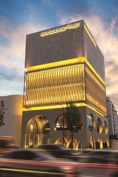 본문 이미지 - 서울 압구정에 위치한 'KB 골드 앤 와이즈 더 퍼스트' 1호점 외관. (KB금융그룹)