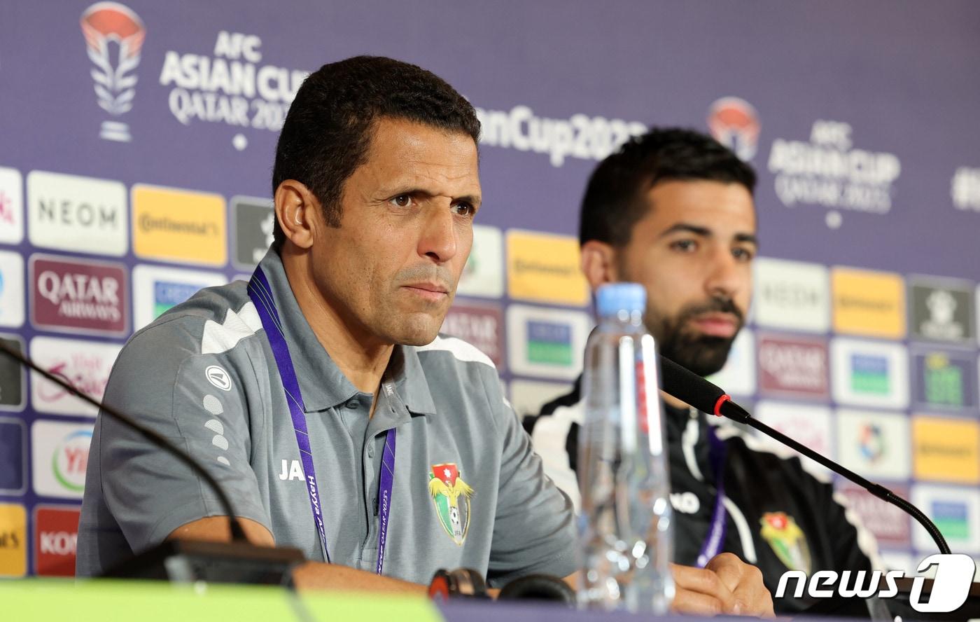 2023 아시아축구연맹(AFC) 카타르 아시안컵에 출전 중인 요르단 축구대표팀 후세안 아무타 감독이 19일(현지시간) 카타르 도하 메인미디어센터(MMC)에서 열린 공식 기자회견에서 출사표를 밝히고 있다. 2024.1.19/뉴스1 ⓒ News1 김성진 기자