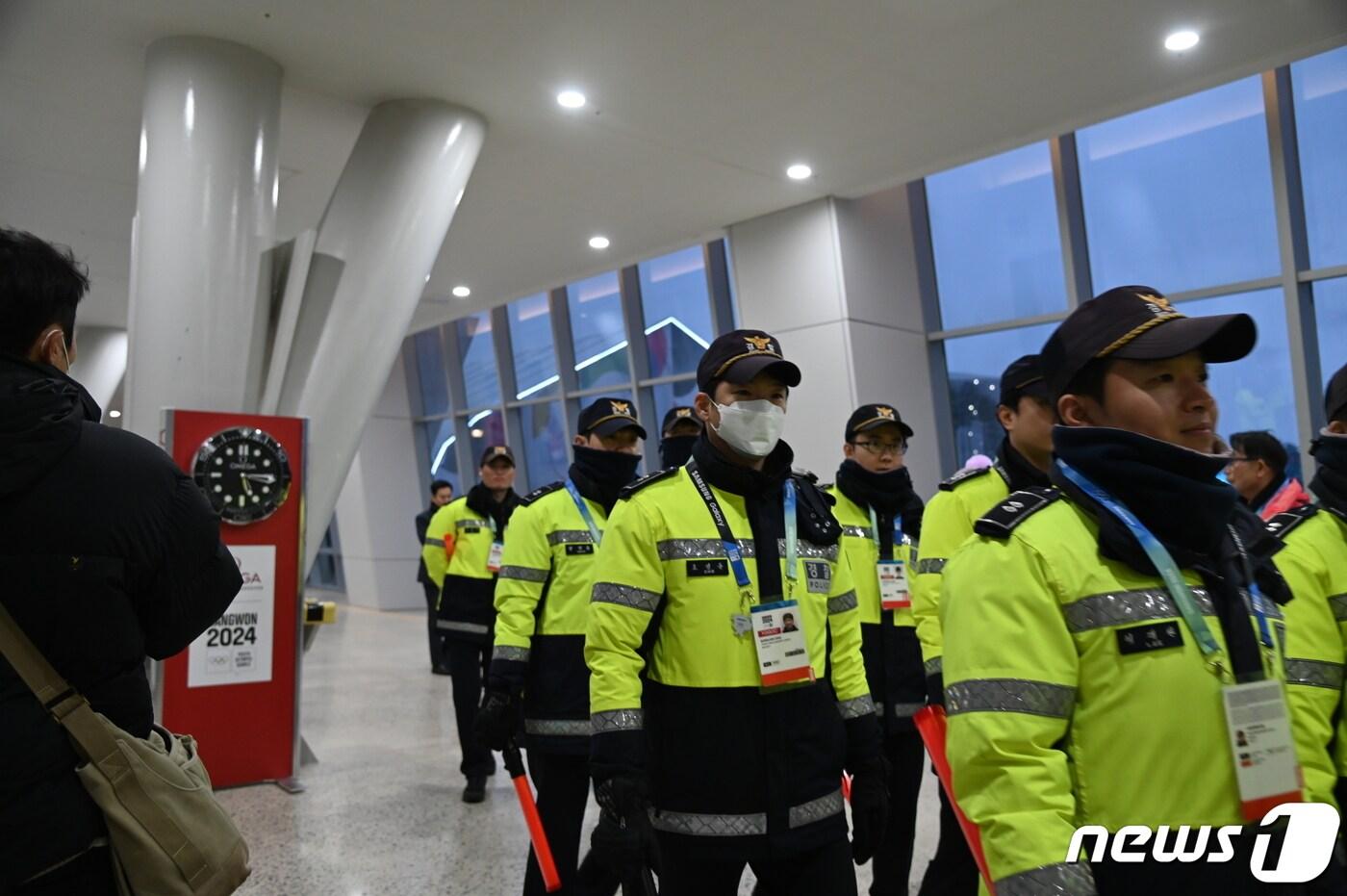 본문 이미지 - 19일 ‘2024강원동계청소년올림픽’ 개막식이 열리는 강릉 올림픽파크 일대에서 강원경찰이 개막식 안전을 위한 경찰활동에 만전을 기하고 있다.(강원경찰청 제공)2024.1.19./ ⓒ News1 