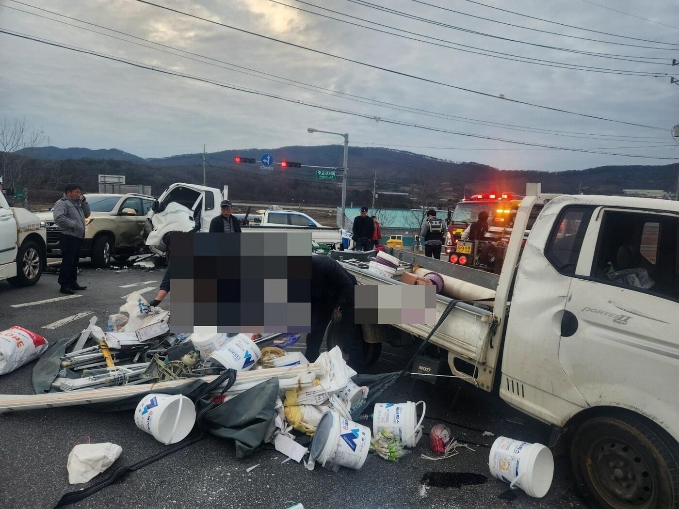 본문 이미지 -  보령 농기센터 네거리 사고 현장.(보령소방서 제공)/뉴스1