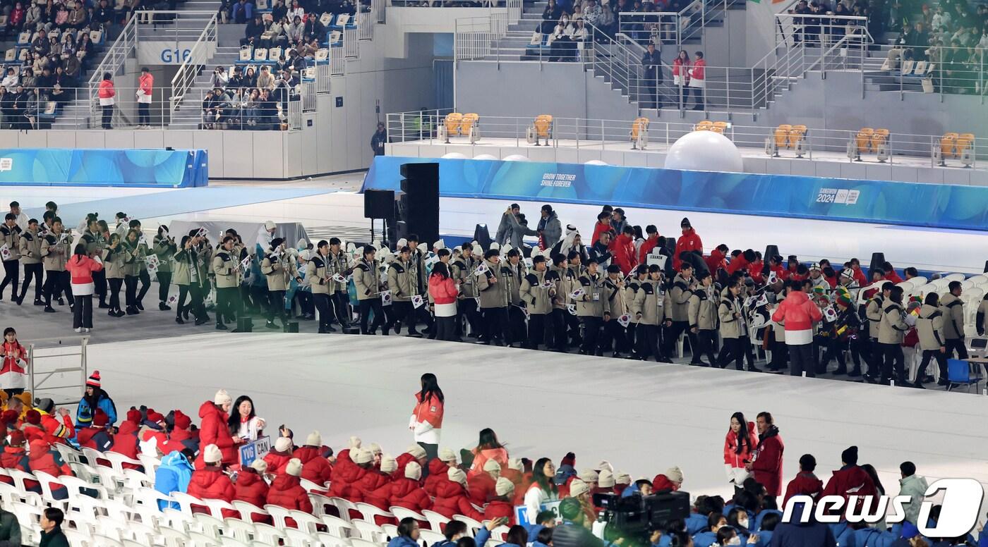 본문 이미지 - 19일 오후 강원도 강릉 스피드스케이팅 경기장(강릉 OVAL)에서 열린 2024 강원동계청소년올림픽 개회식에서 대한민국 선수들이 입장하고 있다. 이번 ‘강원동계청소년올림픽’은 ‘우리 빛나자(Let Us Shine)’를 주제로 열리는 개회식을 시작으로 2월 1일까지 강원도 강릉과 평창, 정선, 횡성 등 4개 시·군에서 열리며 80여 개국 선수단 2,950여 명이 참여한다. 2024.1.19/뉴스1 ⓒ News1 김진환 기자
