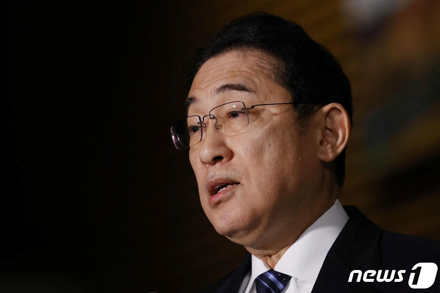 본문 이미지 - 1일 기시다 후미오 일본 총리가 도쿄의 총리 관저에서 지진 발생 후 기자회견을 하고 있다. 일본 기상청에 따르면 이날 오후 4시10분쯤 일본 혼슈(本州) 이시카와현 노토 지역에서 규모 7.6 지진이 발생했다.2024.01.01/뉴스1 ⓒ 로이터=뉴스1 ⓒ News1 김민수 기자