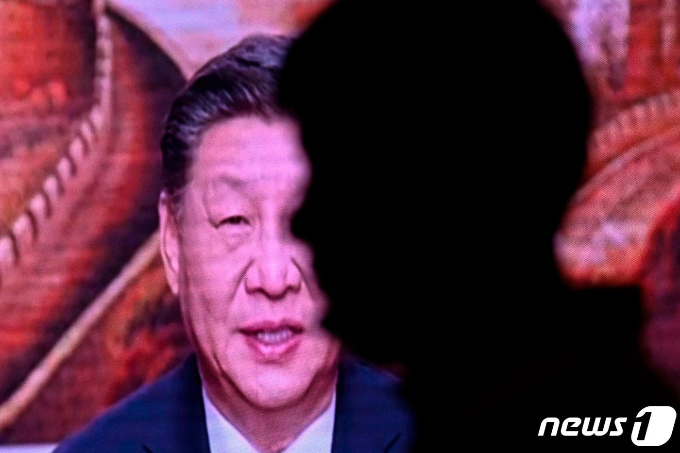 본문 이미지 - 시진핑 중국 국가주석이 31일(현지시간) 베이징에서 신년사를 펼치고 있다. 2023.12.31. ⓒ AFP=뉴스1 ⓒ News1 정윤영 기자