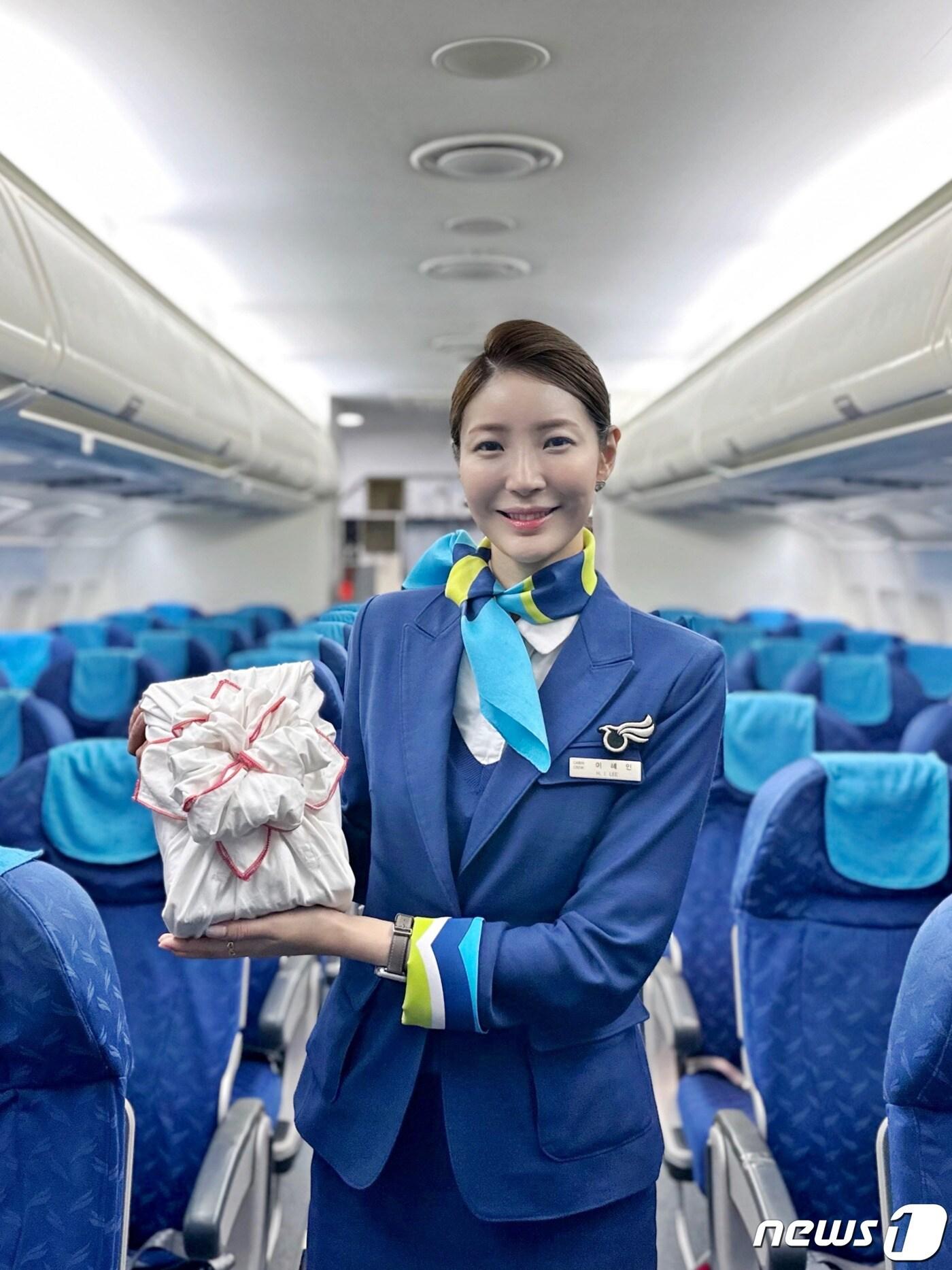 본문 이미지 - 에어부산 캐빈승무원이 보자기백을 들고있다. (에어부산 제공)
