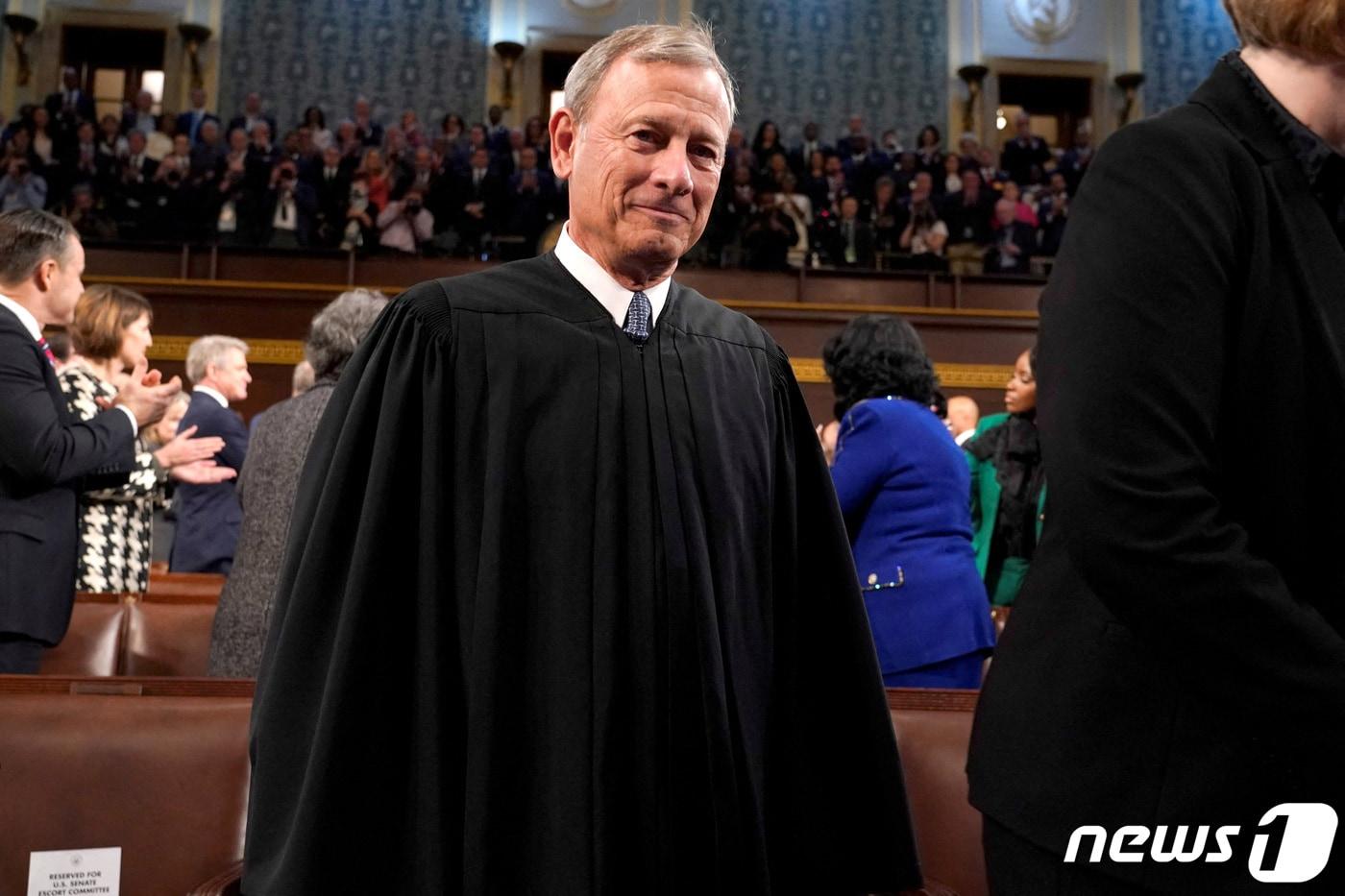 존 로버츠 미국 연방대법원장이 지난해 2월 워싱턴DC 국회의사당에서 조 바이든 대통령의 국정연설(연두교서)을 듣기 위해 자리를 잡는 모습이다. 2023.2.7. ⓒ 로이터=뉴스1 ⓒ News1 김성식 기자