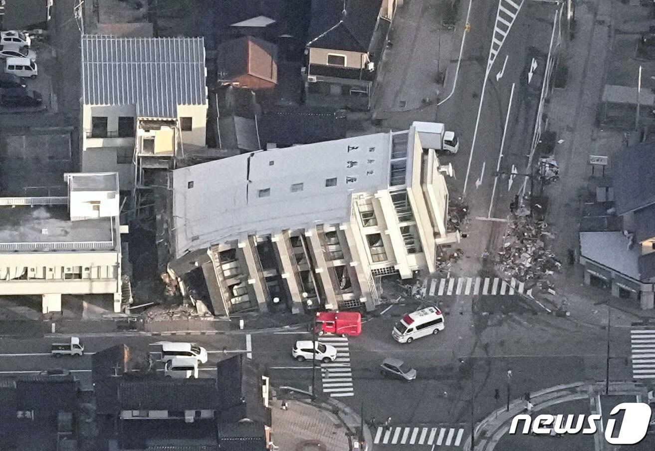 본문 이미지 - 일본 이시카와현에서 지난 1일 오후 발생한 지진으로 와지마시의 한 건물이 무너져 내렸다. 2023.1.2 ⓒ 로이터=뉴스1 ⓒ News1 강민경 기자