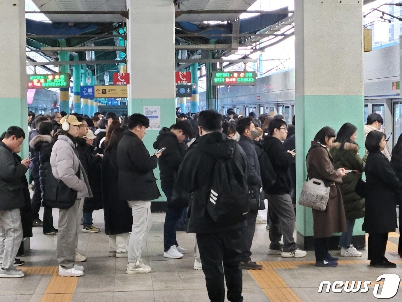 본문 이미지 - 2일 오전 새해 첫 출근길에 나선 인천 시민들이 부평역에서 서울행 열차를 타기 위해 승강장에서 기다리고 있다.2024.01.02 ⓒ News1 이시명 기자