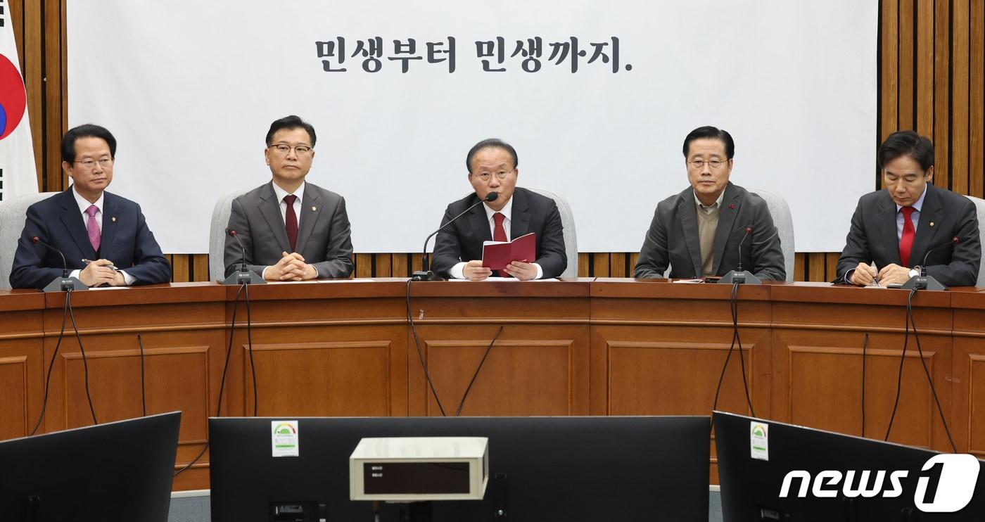 본문 이미지 - 윤재옥 국민의힘 원내대표가 2일 서울 여의도 국회에서 열린 원내대책회의에서 발언을 하고 있다. 2024.1.2/뉴스1 ⓒ News1 송원영 기자
