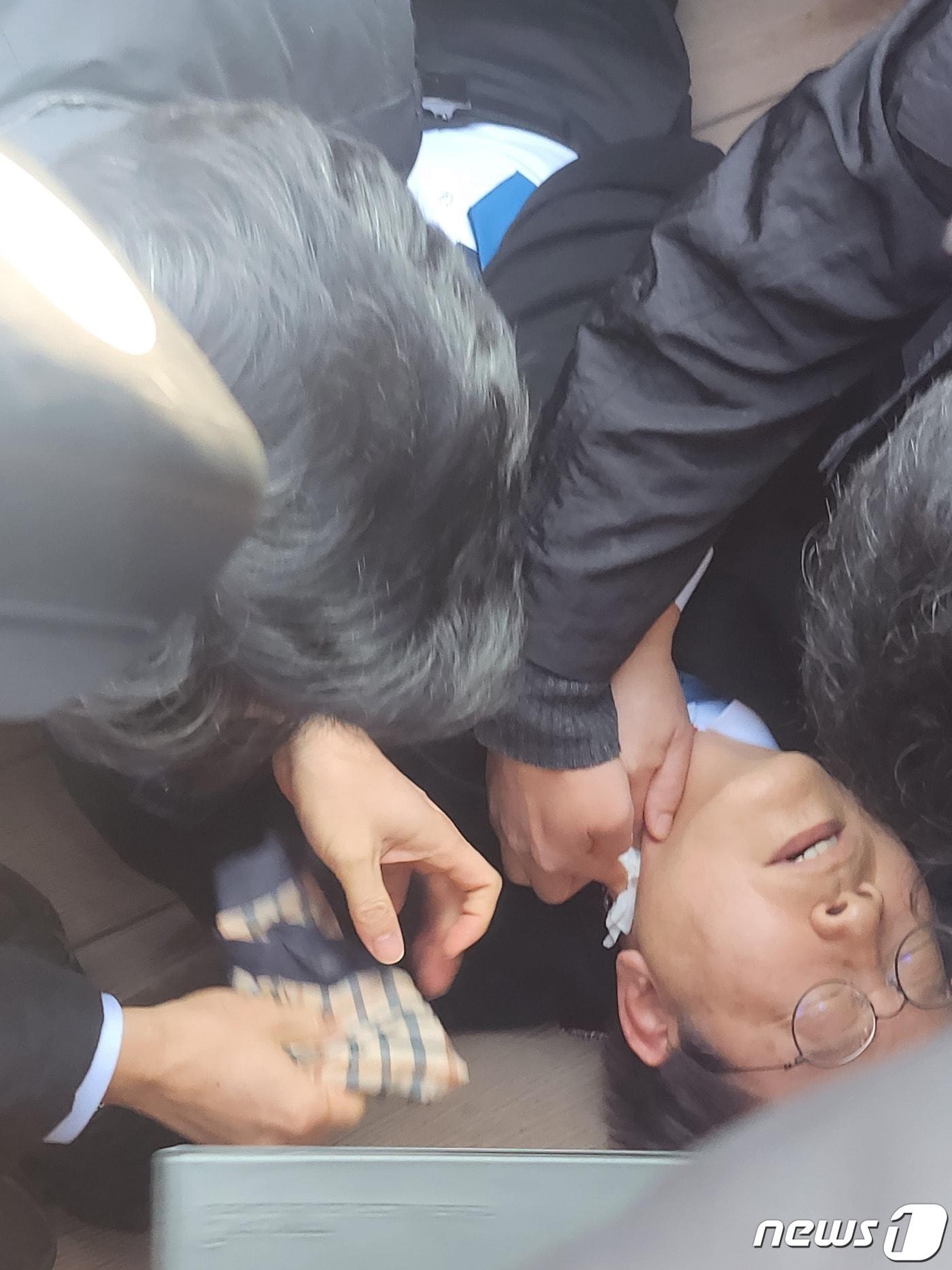 본문 이미지 - 이재명 더불어민주당 대표가 2일 부산 현장 일정 중 괴한에 피습 당했다.