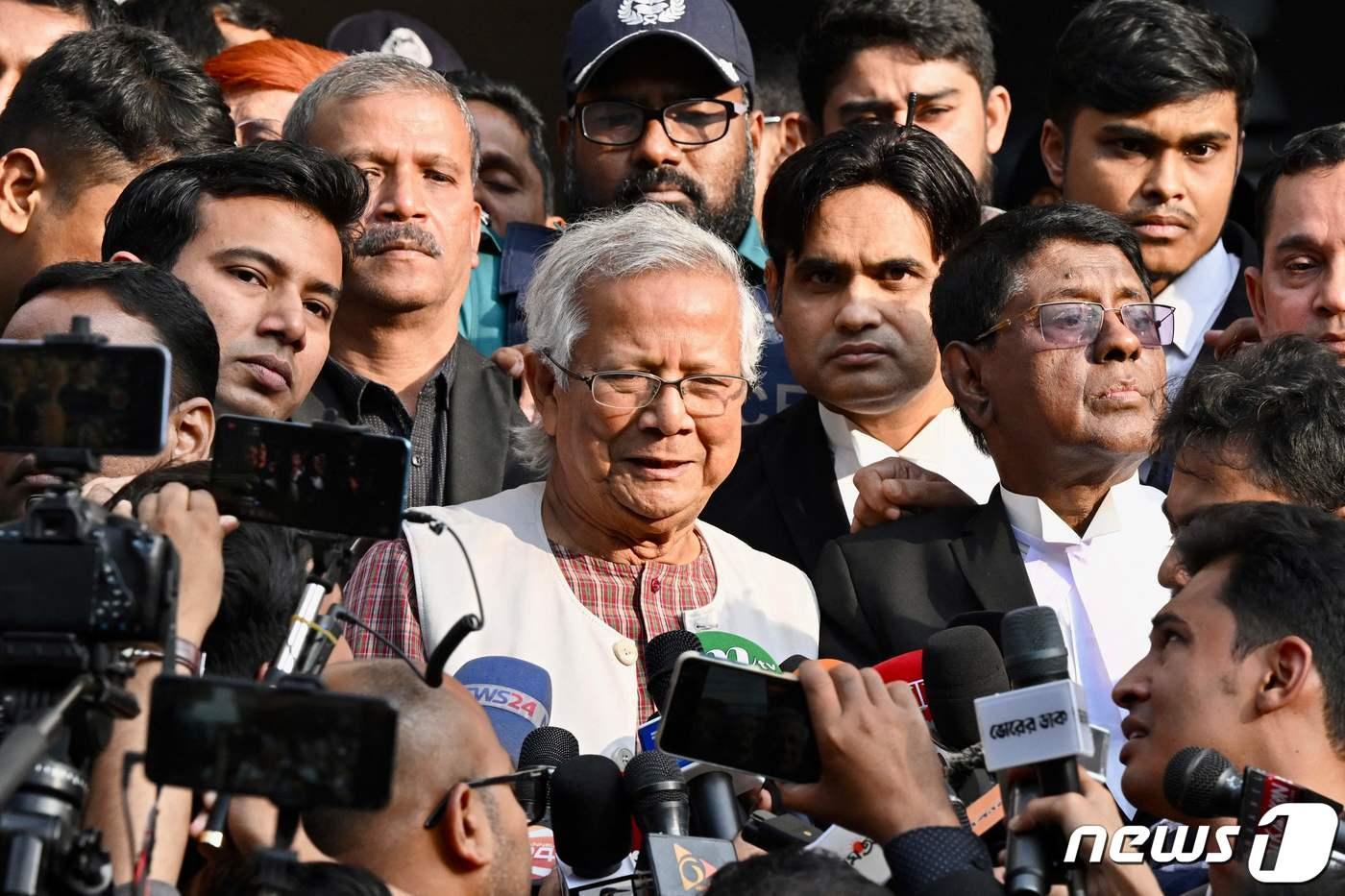 본문 이미지 - 노벨 평화상을 수상한 방글라데시의 무함마드 유누스가 1일 (현지시간) 다카의 법원에서 노동법 위반 혐의로 실형을 선고 받은 뒤 취재진을 만나고 있다. 2024.1.2 ⓒ AFP=뉴스1 ⓒ News1 우동명 기자