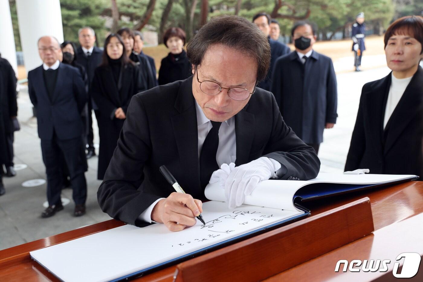 본문 이미지 - 조희연 서울시교육감이 2일 오전 서울 동작구 국립서울현충원 현충탑에서 참배를 마치고 방명록을 작성하고 있다. 2024.1.2/뉴스1 ⓒ News1 황기선 기자