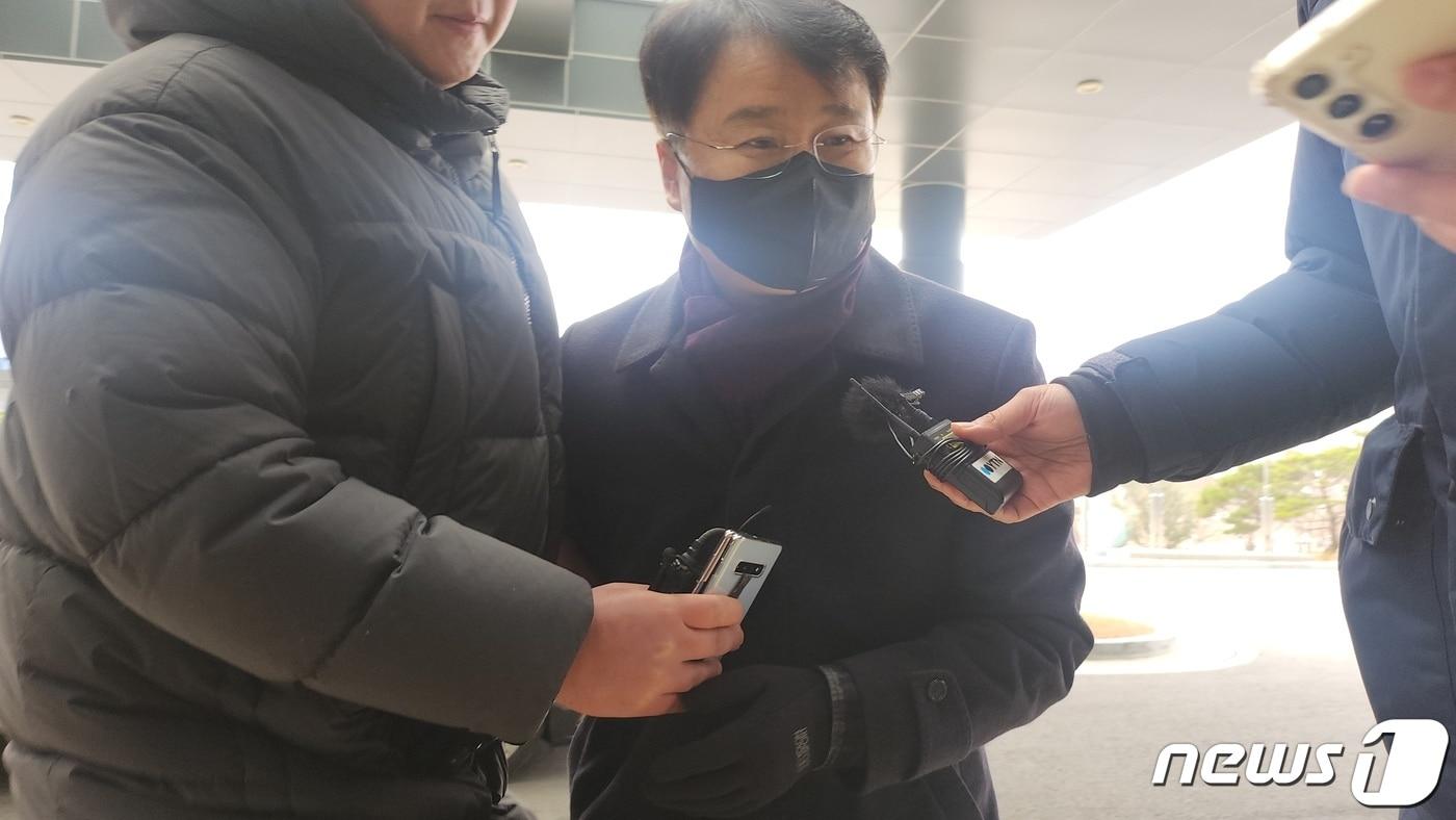 지난해 위증 혐의로 입건된 이귀재 전북대 교수가 구속 전 피의자 심문(영장실질심사)을 앞두고 구인장 발부를 위해 전주지검으로 들어가고 있다. 이 교수에 대한 영장실질심사는 오전 11시부터 전주지법에서 진행된다.2023.12.19./뉴스1 DB