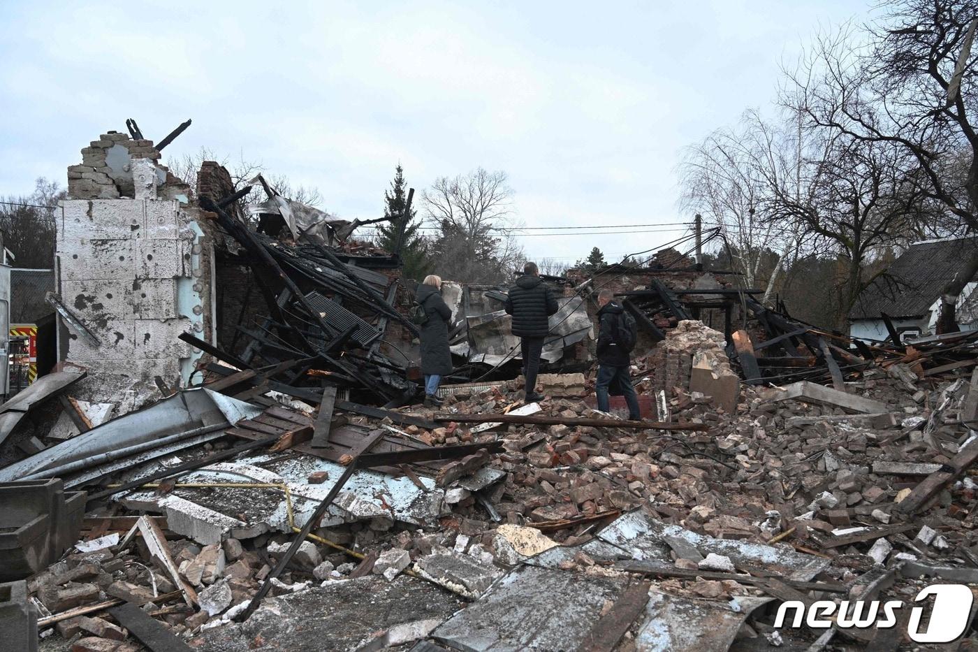 본문 이미지 - 1일(현지시간) 우크라이나 서부 도시 르비우 인근에서 러시아 군의 자폭드론 공격을 받아 쑥대밭이 된 박물관이 보인다. 2024.1.2 ⓒ AFP=뉴스1 ⓒ News1 우동명 기자