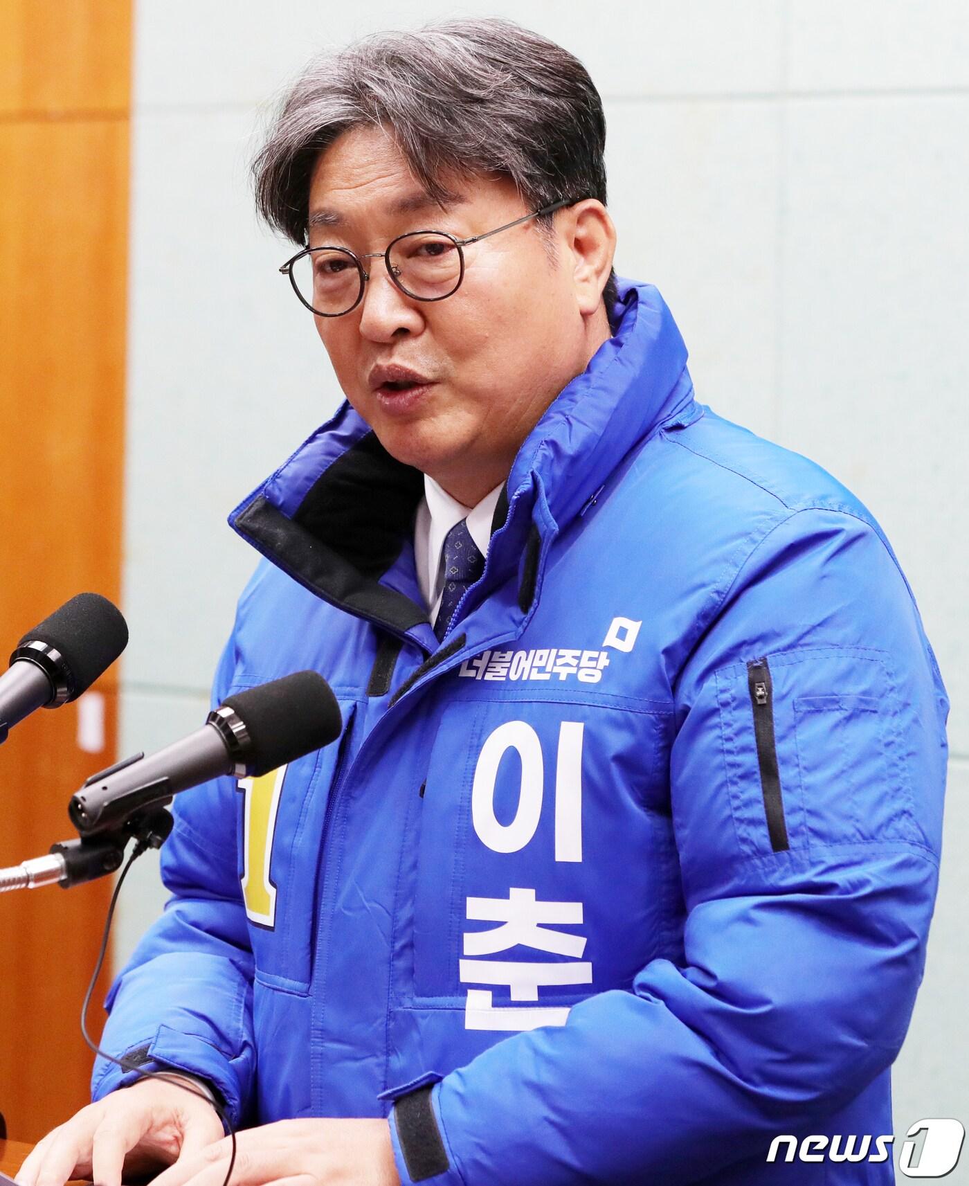 본문 이미지 - 이춘석 더불어민주당 익산갑 예비후보가 지난 1월2일 전북 전주시 전북도의회에서 '이낙연 전 당 대표 신당 창당 반대' 기자회견을 하고 있다. 2024.1.2/뉴스1 ⓒ News1 유경석 기자