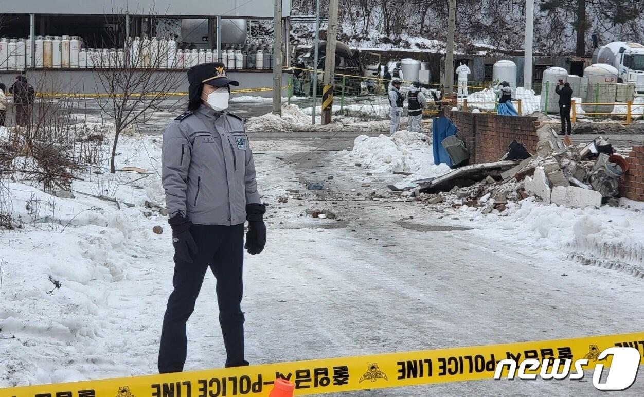 본문 이미지 - 2일 화재가 발생한 강원도 평창군 용평면 장평리의 가스충전소에서 경찰이 출입을 통제하고 있다. 새해 첫날인 지난 1일 오후 8시41분께 가스충전소 주변에서 화재가 발생하면서 5명이 중경상을 입고 민가를 비롯한 주요 시설 피해가 속출했다. 2024.1.2/뉴스1 ⓒ News1 신관호 기자
