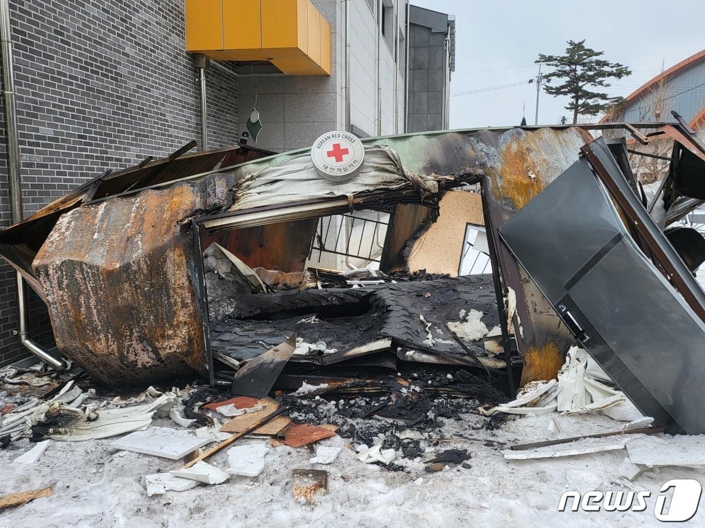 본문 이미지 - 2일 화재가 발생한 강원도 평창군 용평면 장평리의 가스충전소 일대 시설물이 피해를 입어 전소됐다, 새해 첫날인 지난 1일 오후 8시41분께 가스충전소 주변에서 화재가 발생하면서 5명이 중경상을 입고 민가를 비롯한 주요 시설 피해가 속출 했다. 2024.1.2/뉴스1 ⓒ News1 신관호 기자