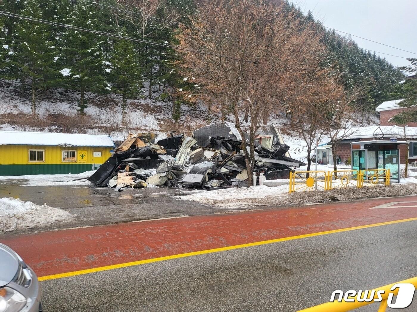 본문 이미지 - 2일 화재가 발생한 강원도 평창군 용평면 장평리의 가스충전소 일대가 처창한 모습을 보이고 있다. 새해 첫날인 지난 1일 오후 8시41분께 가스충전소 주변에서 화재가 발생하면서 5명이 중경상을 입고 민가를 비롯한 주요 시설 피해가 속출 했다. 2024.1.2/뉴스1 ⓒ News1 신관호 기자