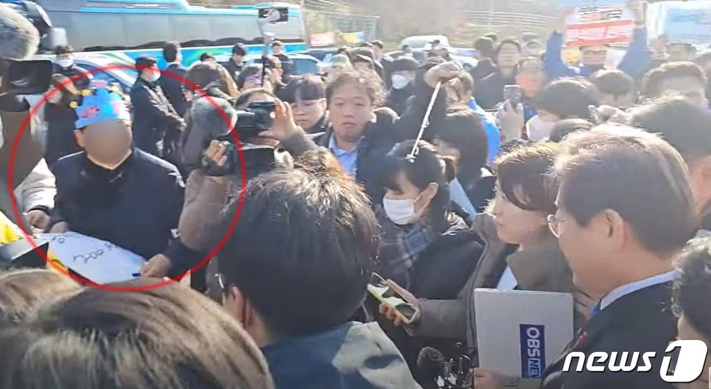 이재명 더불어민주당 대표가 2일 오전 부산 가덕도에서 신원미상인에게 피습을 당했다. 사진 원 안은 이재명 대표를 피습한 신원미상인(60대 남자) 모습. (유튜브 정양일 TV 캡쳐) 2024.1.2/뉴스1