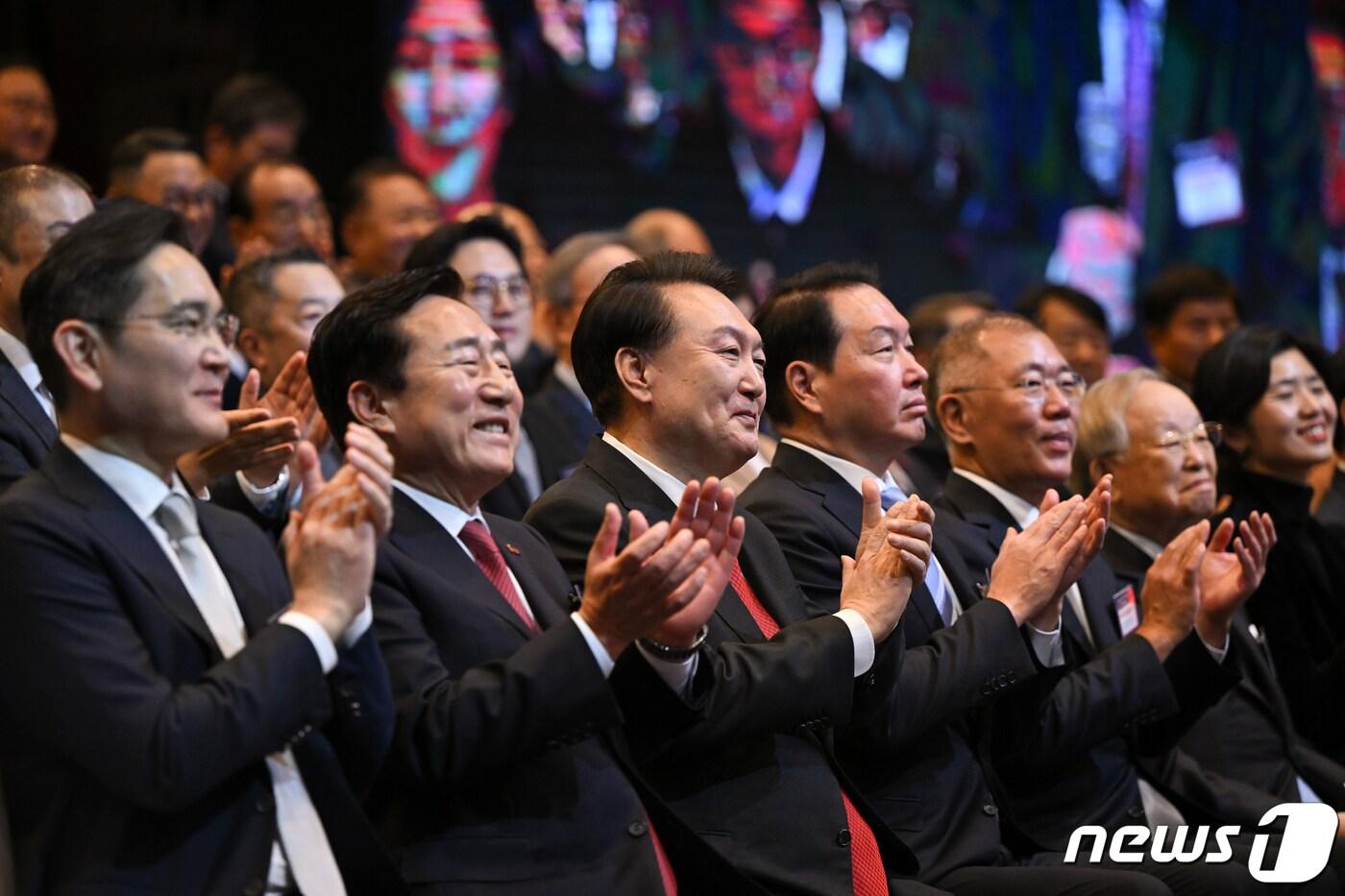 본문 이미지 - 윤석열 대통령이 2일 서울 영등포구 중소기업중앙회에서 열린 2024년 경제계 신년인사회에서 박수를 치고 있다. (대통령실 제공) 2024.1.2/뉴스1 ⓒ News1 오대일 기자