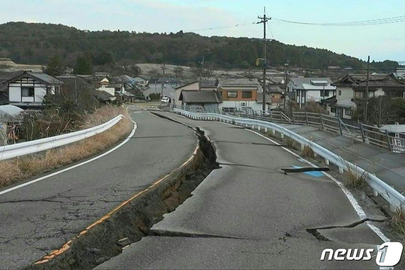 본문 이미지 - 전날 규모 7.6의 강진이 뒤흔든 일본 이시카와현 지역의 한 도로가 2일 길게 갈라져있다. 2024.01.02 ⓒ AFP=뉴스1 ⓒ News1 정지윤 기자