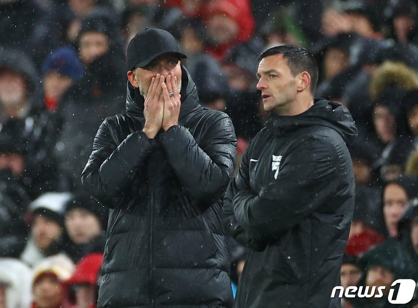 본문 이미지 - 경기 중 반지를 잃어버렸던 클롭 리버풀 감독. ⓒ 로이터=뉴스1