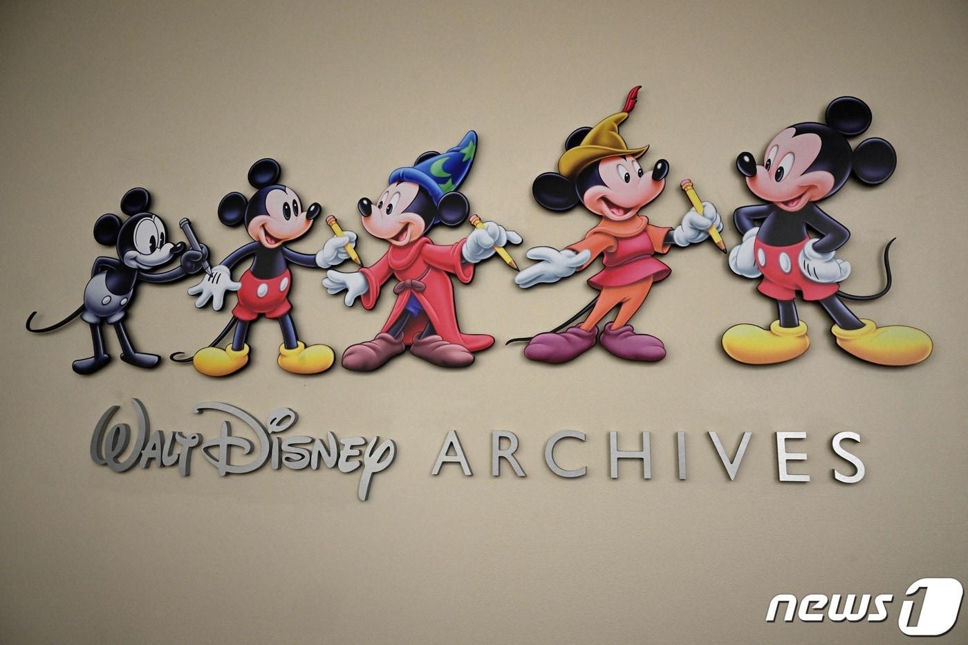지난해 6월 미국 캘리포니아주 버뱅크 소재 월트 디즈니 스튜디오에 인기 캐릭터 '미키 마우스'의 변천사가 게재된 모습이다. 단편영화 '증기선 윌리'(1928년)로 세상에 나온 초대 미키마우스는 95년이 지난 1일부로 저작권이 자동 만료됐다. 2024.1.1. ⓒ AFP=뉴스1 ⓒ News1 김성식 기자