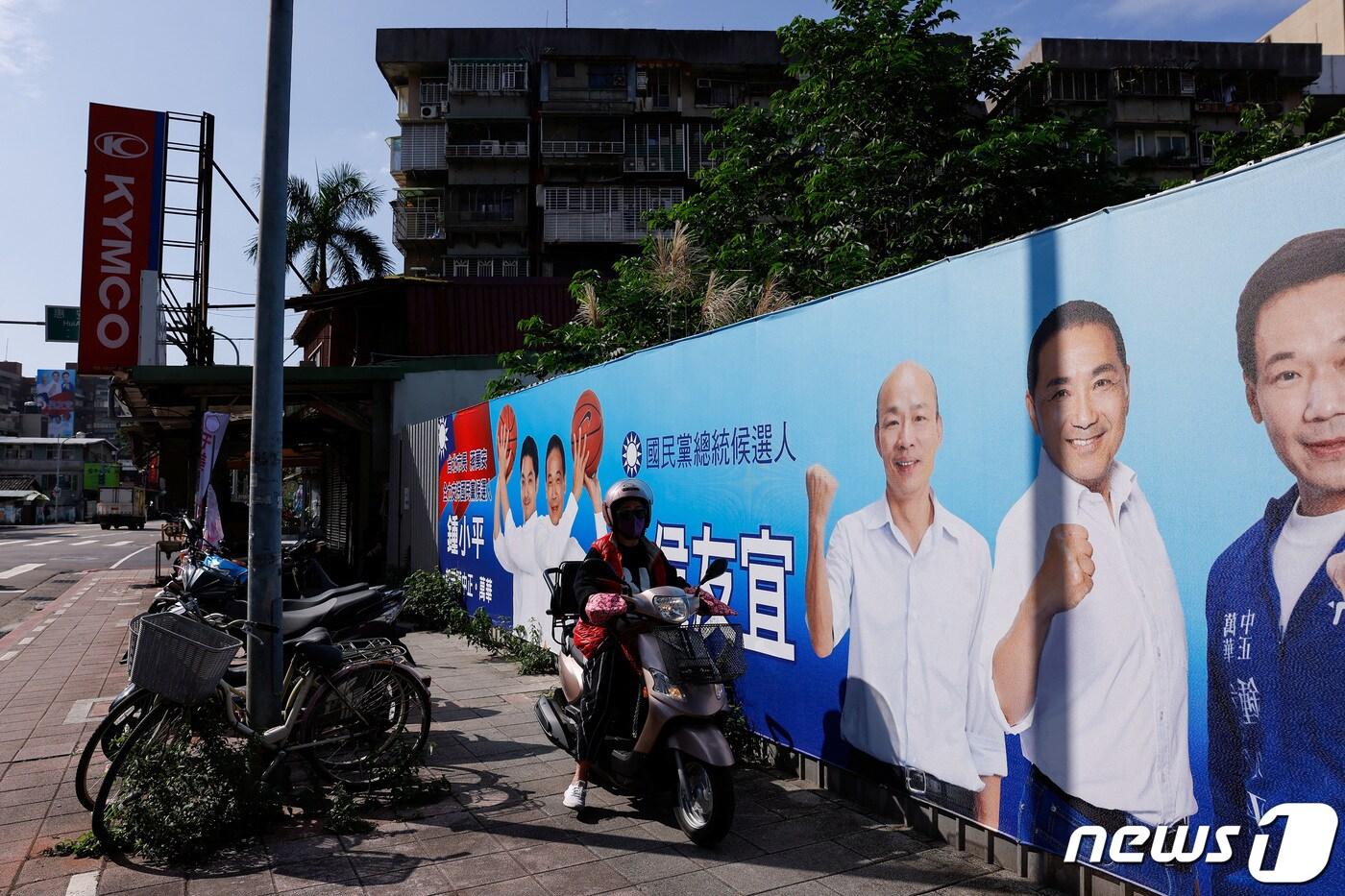 본문 이미지 - 대만 총통 선거를 앞둔 2일(현지시간) 대만 타이베이의 한 거리에 국민당 허우유이 후보의 홍보 포스터가 걸려있다. 2024.01.02 ⓒ 로이터=뉴스1 ⓒ News1 정지윤 기자