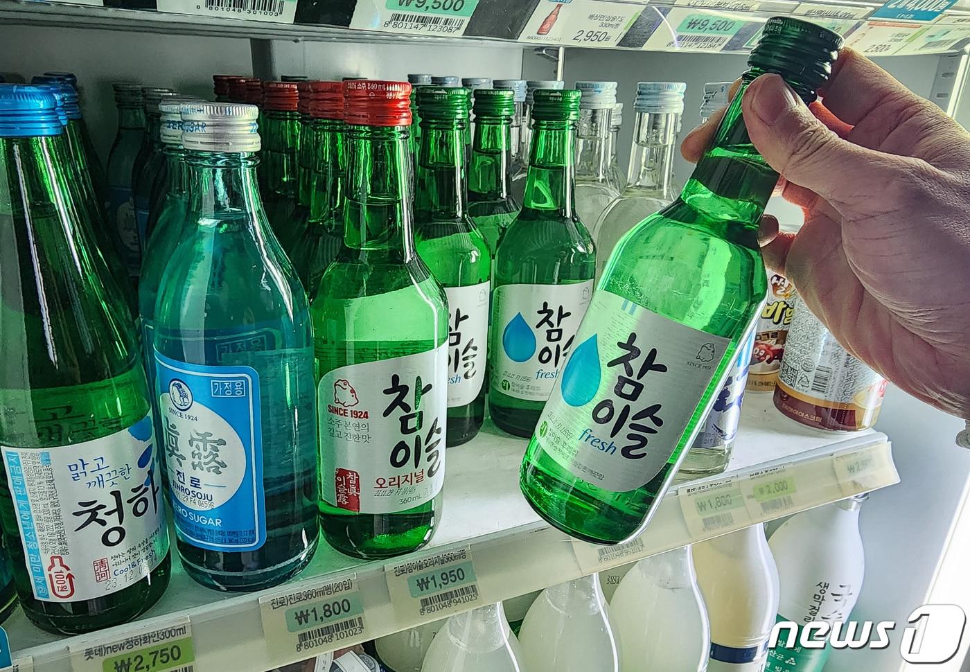 2일 서울시내 한 편의점에 소주가 진열돼 있다.  ⓒ News1 유승관 기자