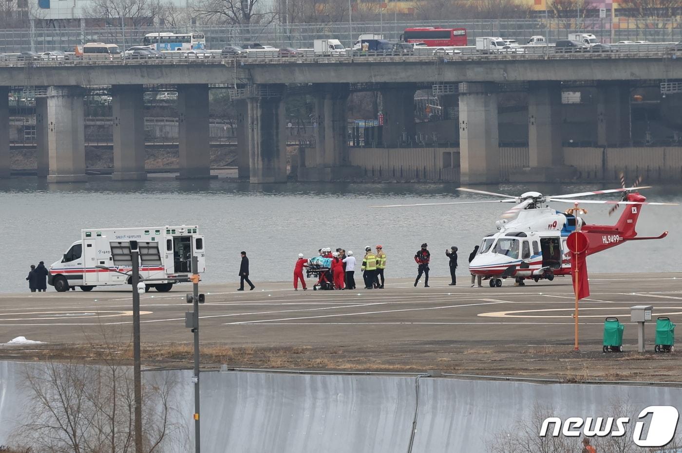 부산에서 신원 미상 남성에게 피습을 당한 이재명 더불어민주당 대표가 2일 오후 서울 동작구 노들섬에 헬기를 통해 도착해 서울대병원으로 이송되고 있다. 2024.1.2./뉴스1 ⓒ News1 민경석 기자