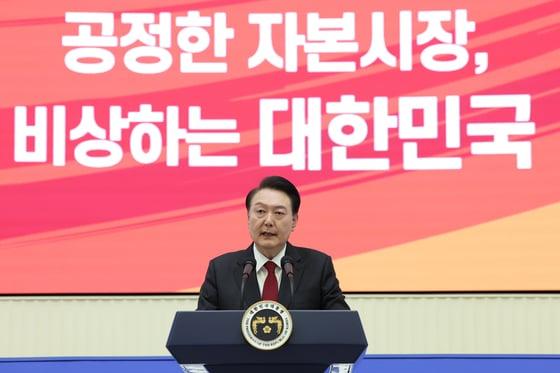 본문 이미지 - 윤석열 대통령이 1월 2일 서울 영등포구 한국거래소에서 열린 2024 증권·파생상품시장 개장식에서 축사를 하고 있다. (대통령실 제공)