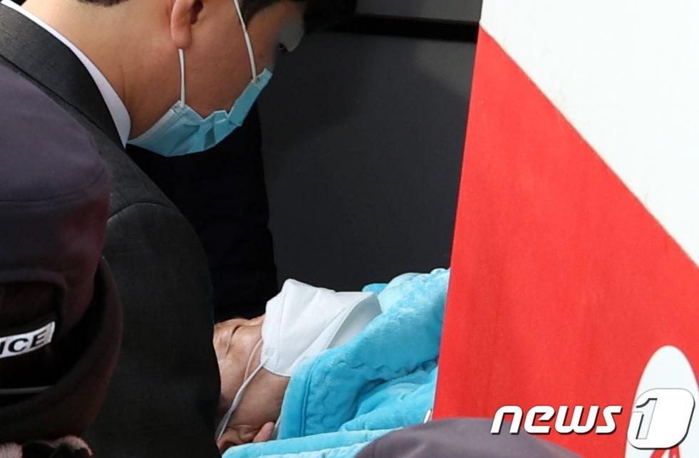 본문 이미지 - 부산에서 신원 미상 남성에게 피습된 이재명 더불어민주당 대표가 2일 오후 서울 종로구 서울대병원에 도착해 이송되고 있다. 2024.1.2./뉴스1 ⓒ News1 김명섭 기자