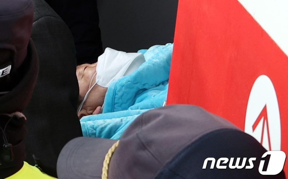 본문 이미지 - 부산에서 신원 미상 남성에게 습격을 당한 이재명 더불어민주당 대표가 2일 오후 서울 종로구 서울대병원에 도착해 이송되고 있다. 2024.1.2./뉴스1 ⓒ News1 김명섭 기자