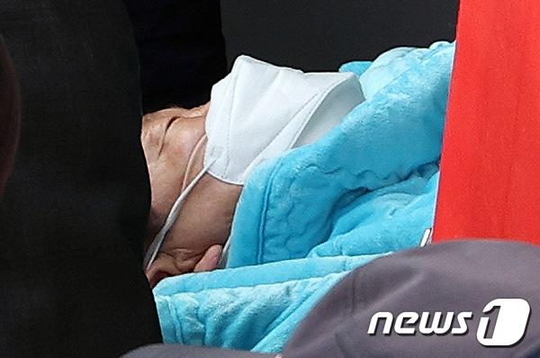 본문 이미지 - 부산에서 신원 미상 남성에게 습격을 당한 이재명 더불어민주당 대표가 2일 오후 서울 종로구 서울대병원으로 이송되고 있다. 2024.1.2./뉴스1 ⓒ News1 김명섭 기자
