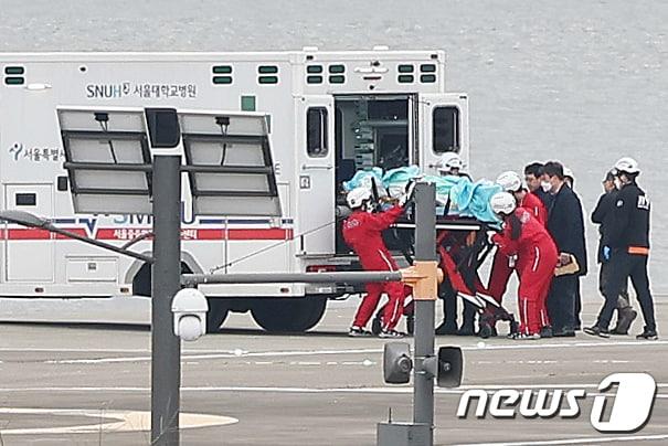 본문 이미지 - 지난 2024년 부산에서 신원 미상 남성에게 피습을 당한 이재명 더불어민주당 대표가 서울 동작구 노들섬에 헬기를 통해 도착해 서울대병원으로 이송되고 있다. 2024.1.2. ⓒ 뉴스1 민경석 기자