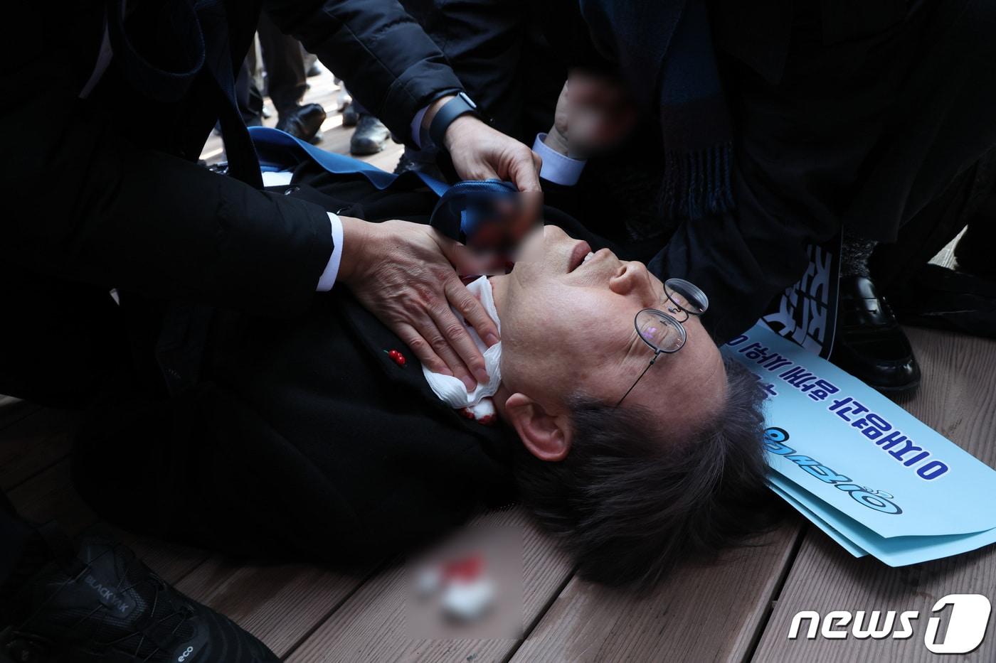 본문 이미지 - 이재명 더불어민주당 대표가 2일 부산 가덕도 대항전망대에서 60대 괴한에게 습격을 당한 뒤 쓰러져 있다. (부산일보 제공) 2023.1.2 ⓒ 뉴스1