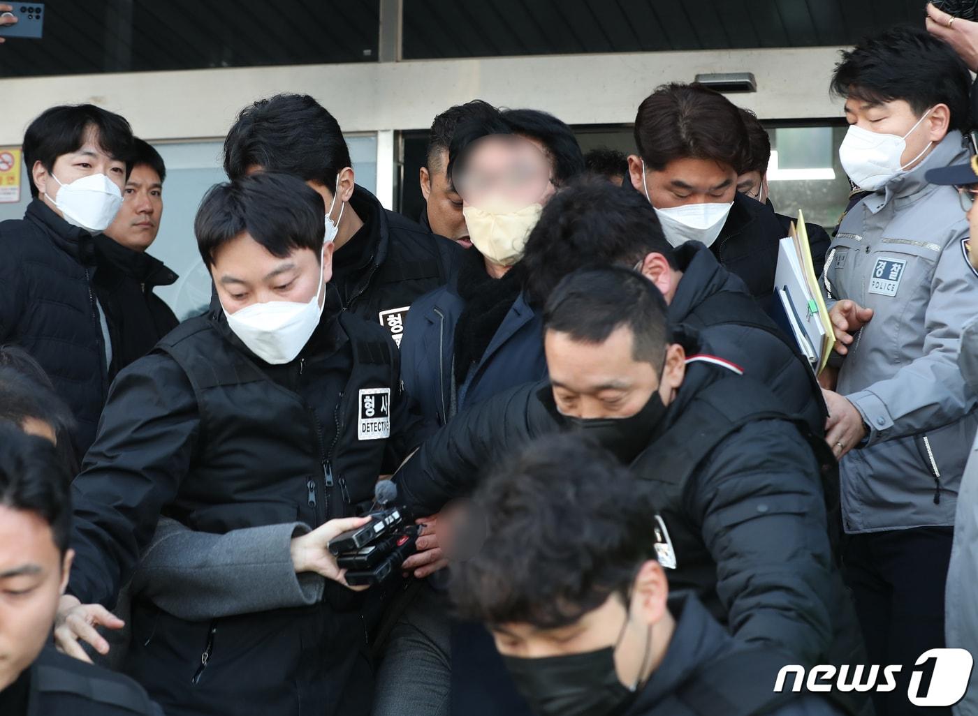 본문 이미지 - 이재명 더불어민주당 대표를 흉기로 피습한 피의자가 2일 오후 부산강서경찰서에서 부산경찰청으로 이송되고 있다. 2024.1.2 ⓒ 뉴스1 윤일지 기자