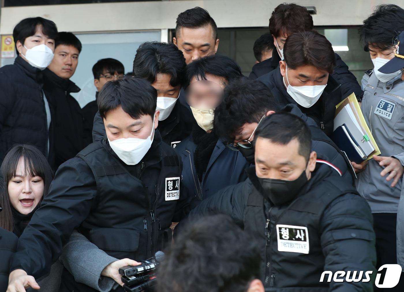 본문 이미지 - 이재명 더불어민주당 대표를 흉기로 피습한 피의자가 2일 오후 부산강서경찰서에서 부산경찰청으로 이송되고 있다. 2024.1.2/뉴스1 ⓒ News1 윤일지 기자