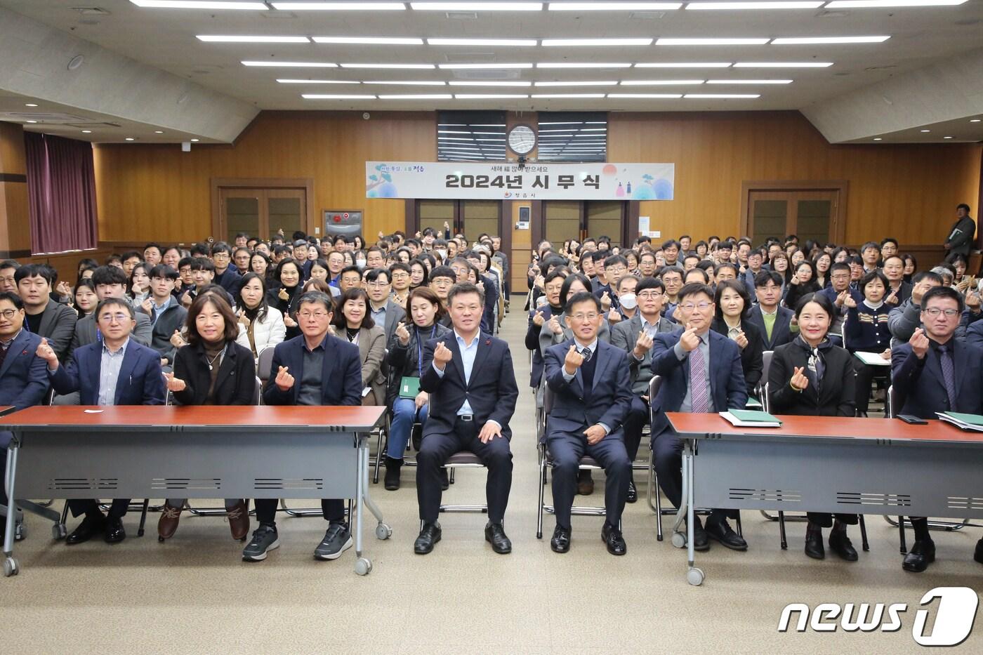 본문 이미지 -  전북 정읍시가 2일 시청 대회의실에서 2024년 갑진년(甲辰年) 시무식을 열고 청룡의 해의 희망찬 시작을 알렸다.(정읍시 제공)2024.1.2/뉴스1
